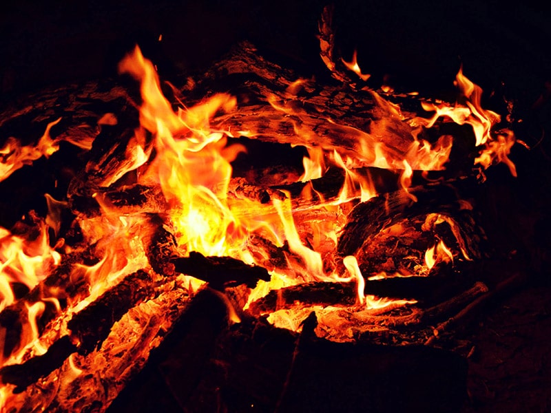 شب های سرد در مناطق کویری و شب نشینی در کنار آتش